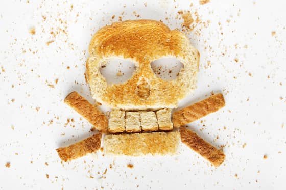 Darmgesundheit ist wichtig Gluten Toast als Totenkopf geformt